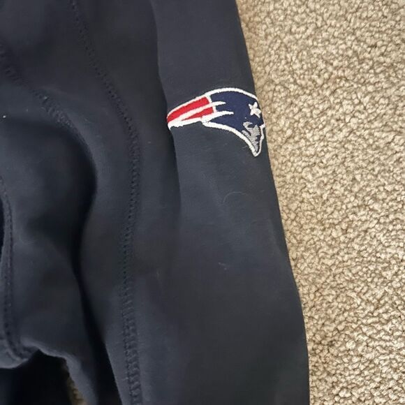 Men’s New England Patriots Tommy Bahama 3/4 zip pullover. Size medium - Picture 2 of 5
